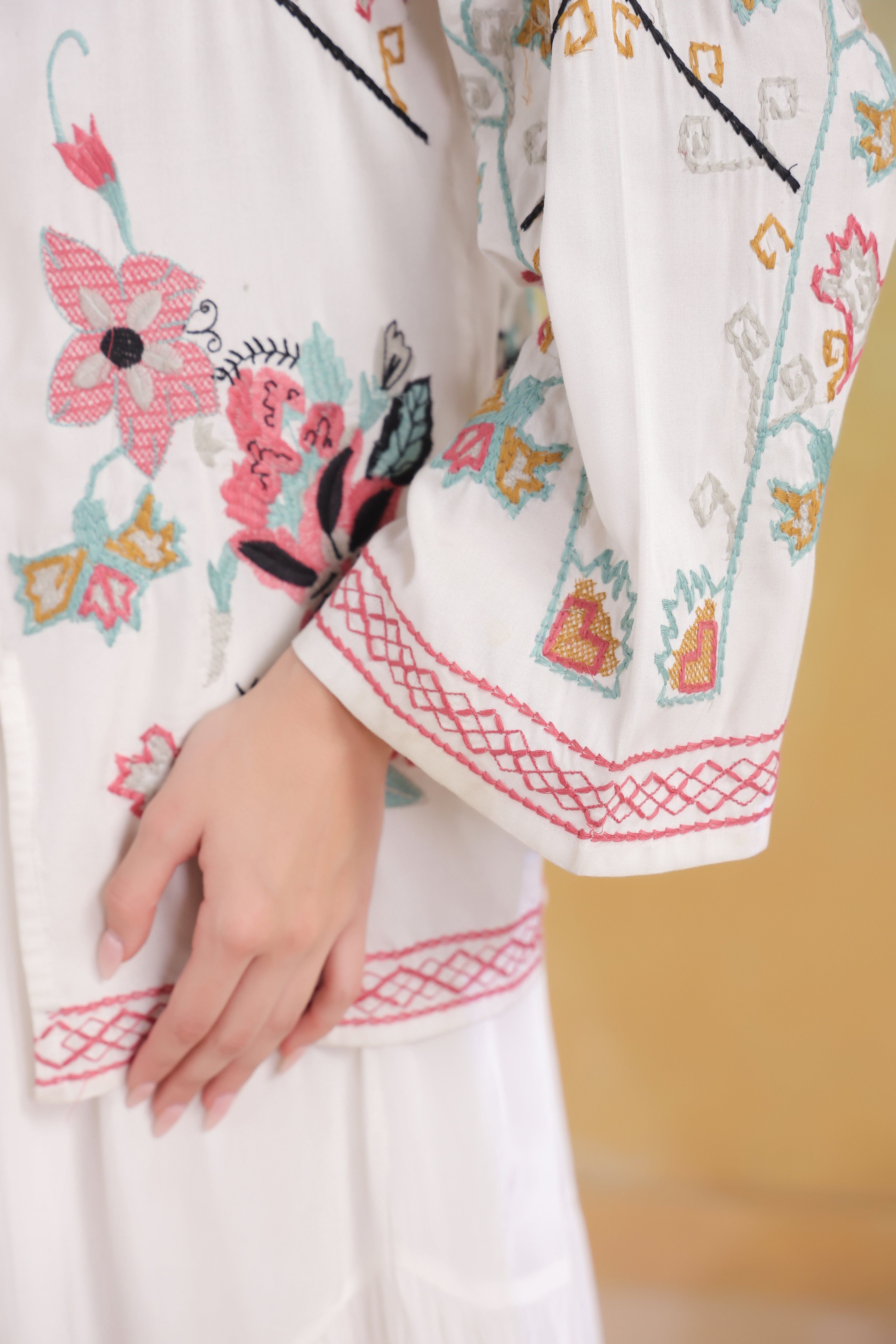 Women’s White Rayon Solid Embroidered Shrug