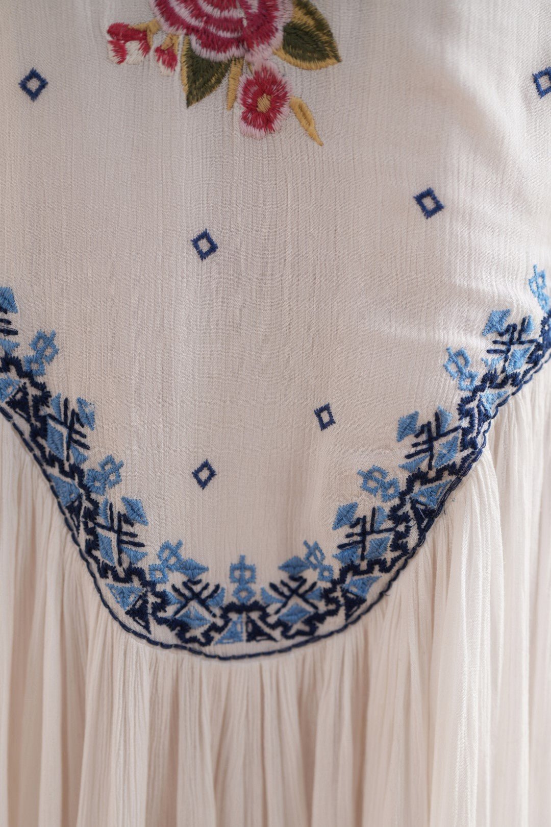 Nyaro Signature White Embroidered Rayon Crepe Short Dress - Nyaro